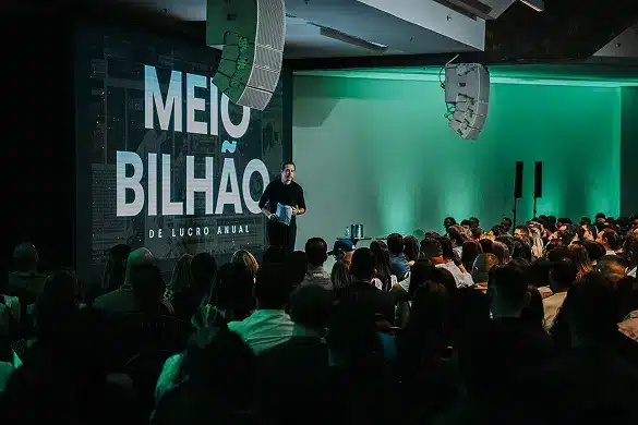 Ricardo Nunes no palco da Máquina de Vendas, com plateia lotada